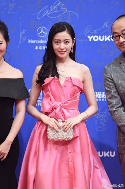 Lưu Diệc Phi "đè bẹp" dàn mỹ nhân trên thảm đỏ Bắc Kinh - 10