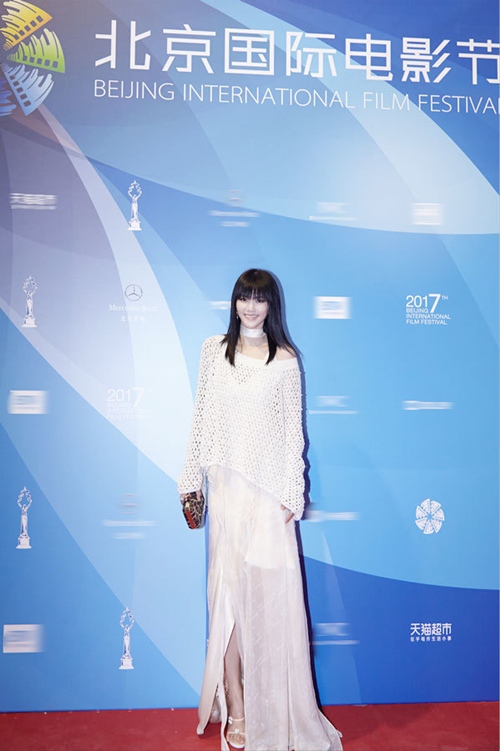 Lưu Diệc Phi "đè bẹp" dàn mỹ nhân trên thảm đỏ Bắc Kinh - 10