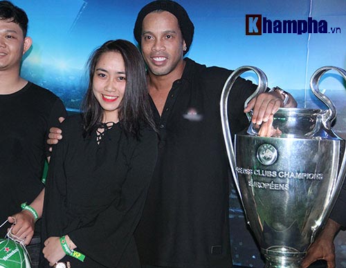 “Hot girl” Đà Nẵng chén bánh mì chờ Ronaldinho tặng quà - 10