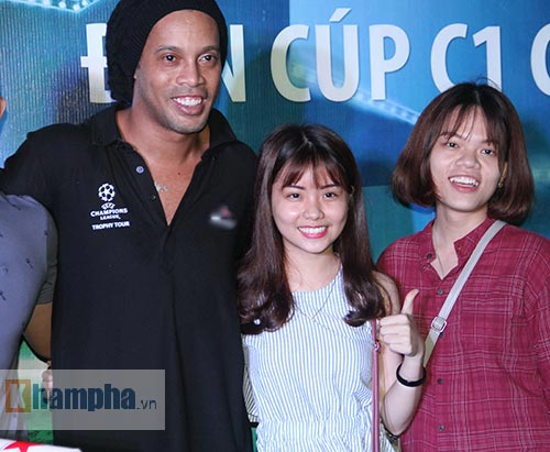 “Hot girl” Đà Nẵng chén bánh mì chờ Ronaldinho tặng quà - 11