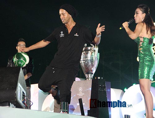 “Hot girl” Đà Nẵng chén bánh mì chờ Ronaldinho tặng quà - 9