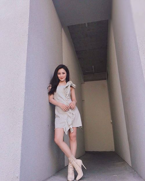 Diệp Lâm Anh, Hương Tràm trễ nải mặc hai dây dạo phố - 4