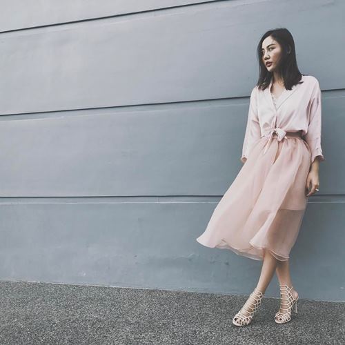 Diệp Lâm Anh, Hương Tràm trễ nải mặc hai dây dạo phố - 6