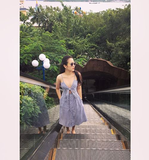 Diệp Lâm Anh, Hương Tràm trễ nải mặc hai dây dạo phố - 7