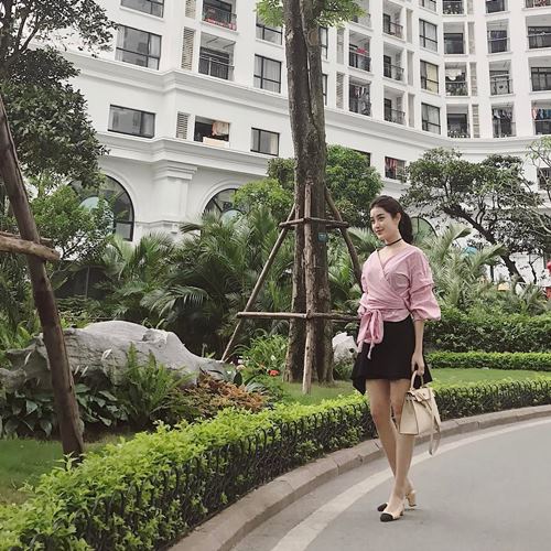 Diệp Lâm Anh, Hương Tràm trễ nải mặc hai dây dạo phố - 8