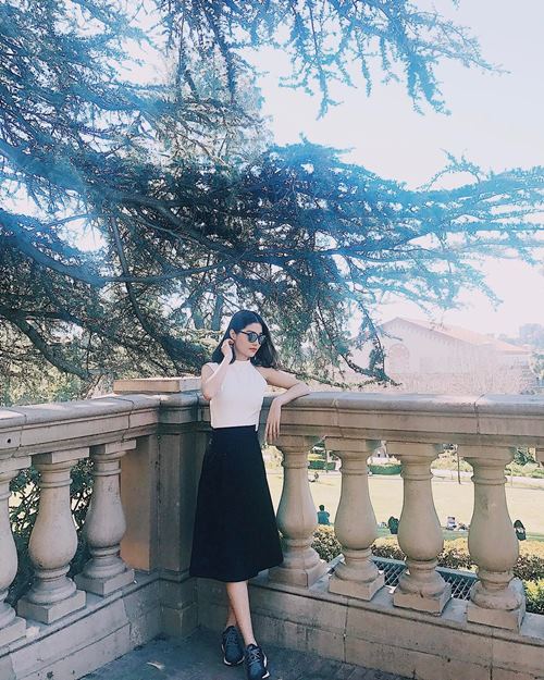 Diệp Lâm Anh, Hương Tràm trễ nải mặc hai dây dạo phố - 9