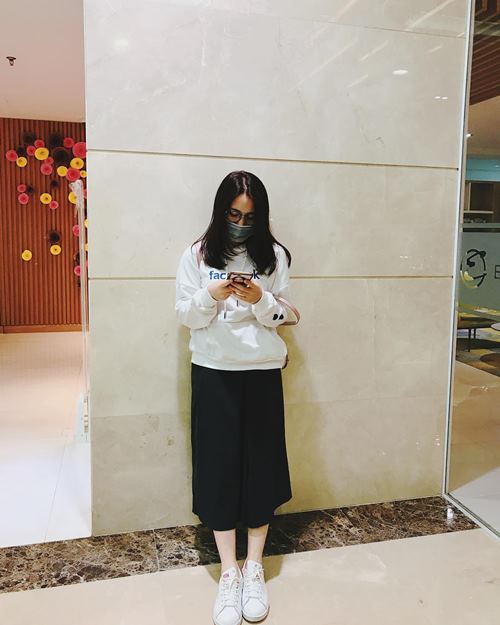 Diệp Lâm Anh, Hương Tràm trễ nải mặc hai dây dạo phố - 10