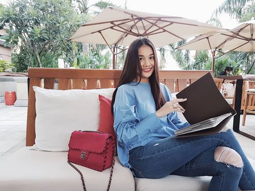 Diệp Lâm Anh, Hương Tràm trễ nải mặc hai dây dạo phố - 11