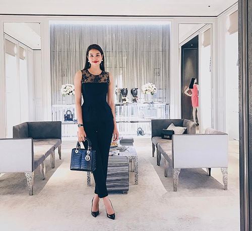 Diệp Lâm Anh, Hương Tràm trễ nải mặc hai dây dạo phố - 12