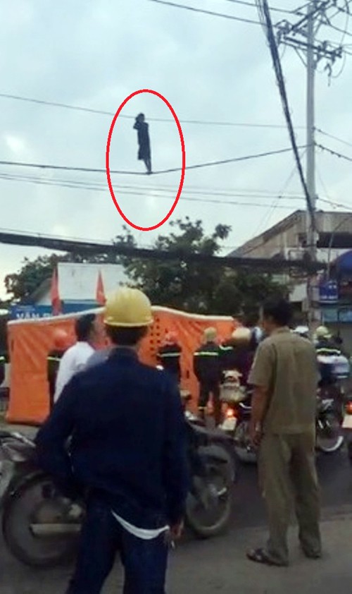 Hoảng hồn thanh niên nhảy múa trên dây điện giữa SG - 2