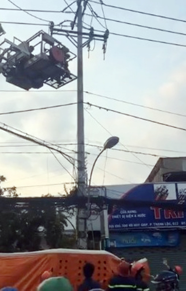 Hoảng hồn thanh niên nhảy múa trên dây điện giữa SG - 4