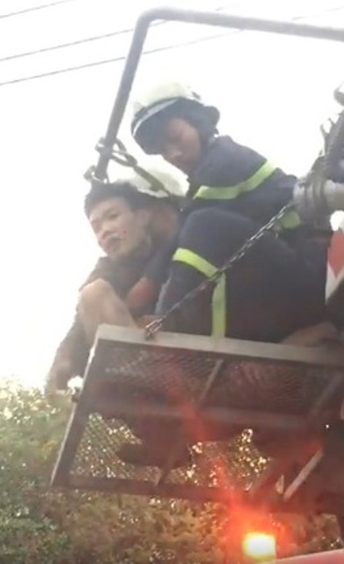 Hoảng hồn thanh niên nhảy múa trên dây điện giữa SG - 5