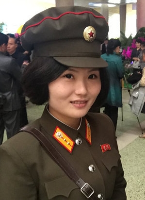 Nữ binh sĩ Triều Tiên xinh đẹp nổi như cồn vì ảnh selfie - 1