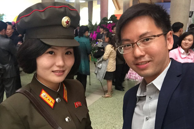 Nữ binh sĩ Triều Tiên xinh đẹp nổi như cồn vì ảnh selfie - 2