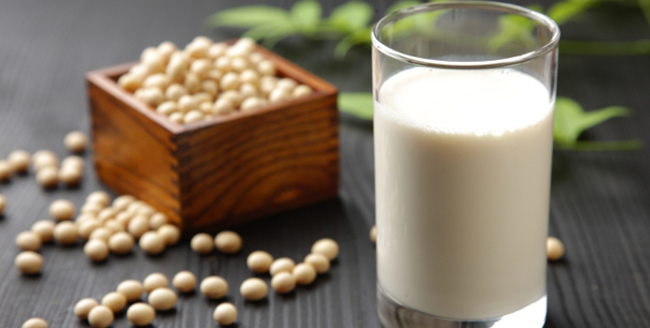 Sữa và sữa đậu nành hay đậu hũ: Protein có trong sữa bò kết hợp cùng bột canxi có trong sữa đậu nành và đậu hũ gây kết tủa trong dạ dày