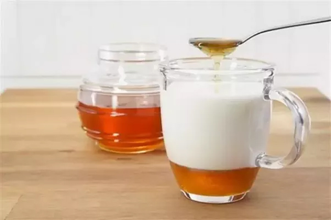 Sữa đậu nành và mật ong: Sữa đậu nành có chứa nhiều protein, kết hợp cùng mật ong sẽ gây kết tủa trong dạ dày