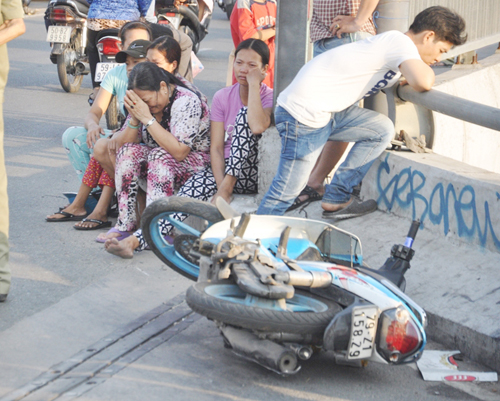 Đâm vào thành cầu, 2 thanh niên rơi xuống kênh đen - 4