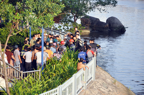 Đâm vào thành cầu, 2 thanh niên rơi xuống kênh đen - 5