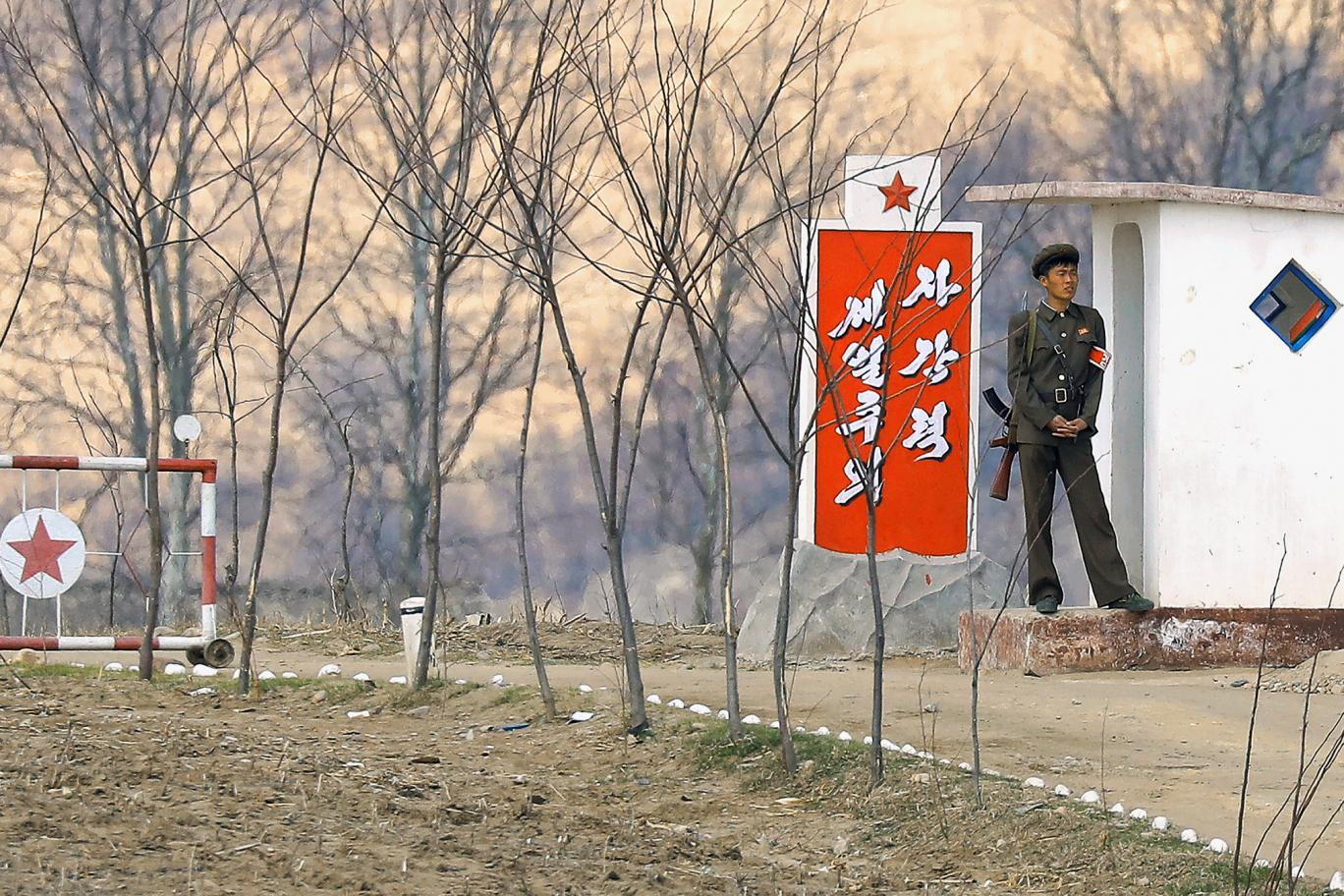 15 ảnh hé lộ cuộc sống ở biên giới Trung Quốc-Triều Tiên - 1