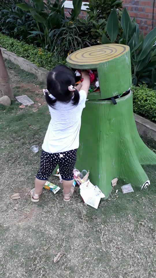 Hành động đẹp của bé 3 tuổi khiến người lớn giật mình - 2