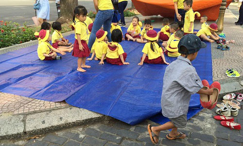 Hành động đẹp của bé 3 tuổi khiến người lớn giật mình - 4