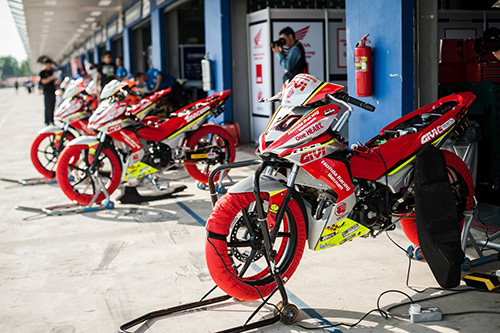 Giải đua Motor Châu Á: Cuốn phim cảm xúc với đội Yuzy Honda VNRacing - 1