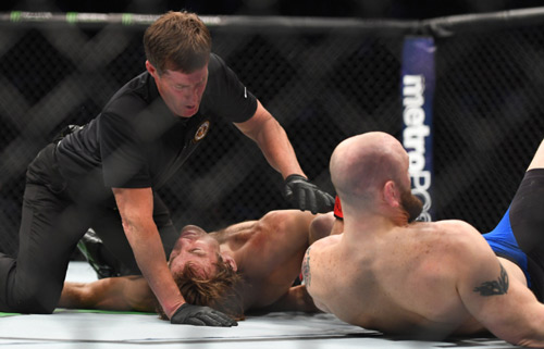 UFC: Võ sĩ tắt thở, trọng tài ngó lơ, &#34;Bụt&#34; xuất hiện - 1