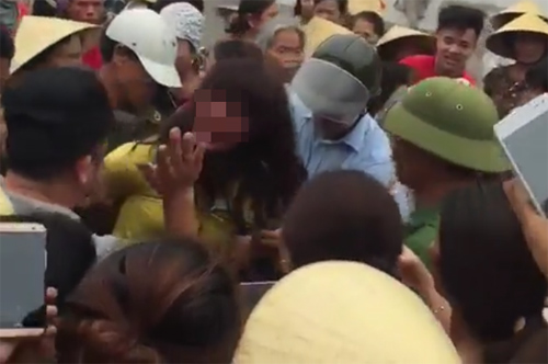 Hàng trăm người vây bắt, đánh đập một phụ nữ lạ mặt - 1