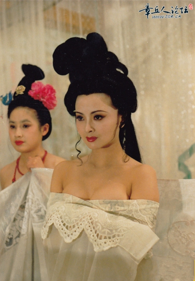 Nữ diễn viên Chu Khiết khoe thân hình nõn nà khi đảm nhận vai diễn Dương Quý Phi trong phim điện ảnh cùng tên năm 1992.