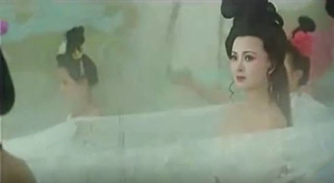 "Dương Quý Phi" từng gây sốt suốt những năm 90 và giành giải phim truyện xuất sắc nhất tại lễ trao giải Bách Hoa năm 1993; giải phục trang đẹp nhất tại lễ trao giải Kim Kê 1993.