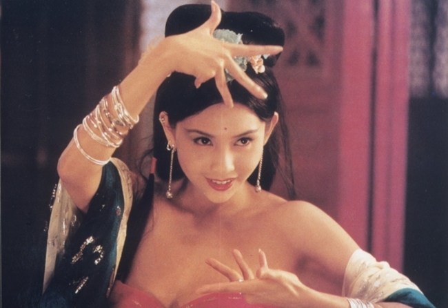 Trong "Đoạn tình Từ Hy", mỹ nữ của Châu Tinh Trì thủ vai Từ Hy - một cô gái có bề ngoài ngây thơ, xinh đẹp nhưng lại có nhiều thủ đoạn chốn hậu cung.