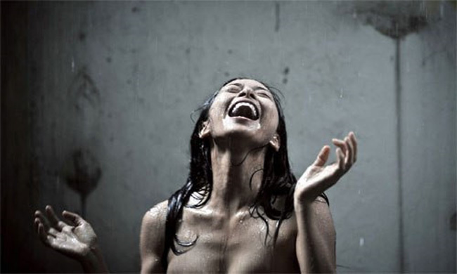 Vai diễn ấn tượng của Vân Ngô trên màn ảnh là vai một cô gái tâm thần trong Ngôi nhà trong hẻm. "Đả nữ" màn ảnh Việt đã phải thực hiện một cảnh khỏa thân tắm mưa đầy khó nhằn.