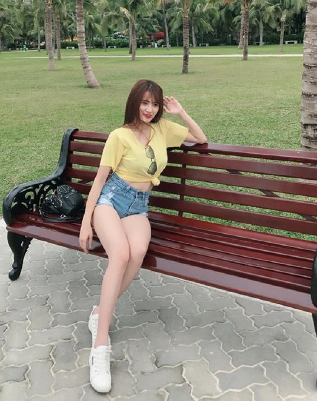 Khánh Chi mặc áo phông cùng quần siêu ngắn 5cm khoe chân dài miên man. 