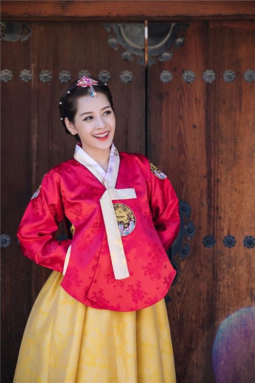 Gái Hàn Hari Won &#34;lép vế&#34; màn diện Hanbok của Mi Du, Huyền Baby - 1