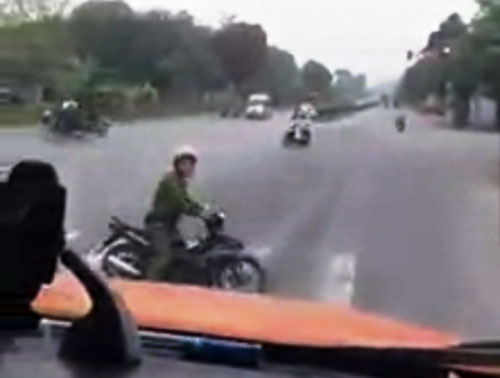 Tạm đình chỉ thiếu úy cảnh sát vừa chạy xe vừa nghe điện thoại - 2