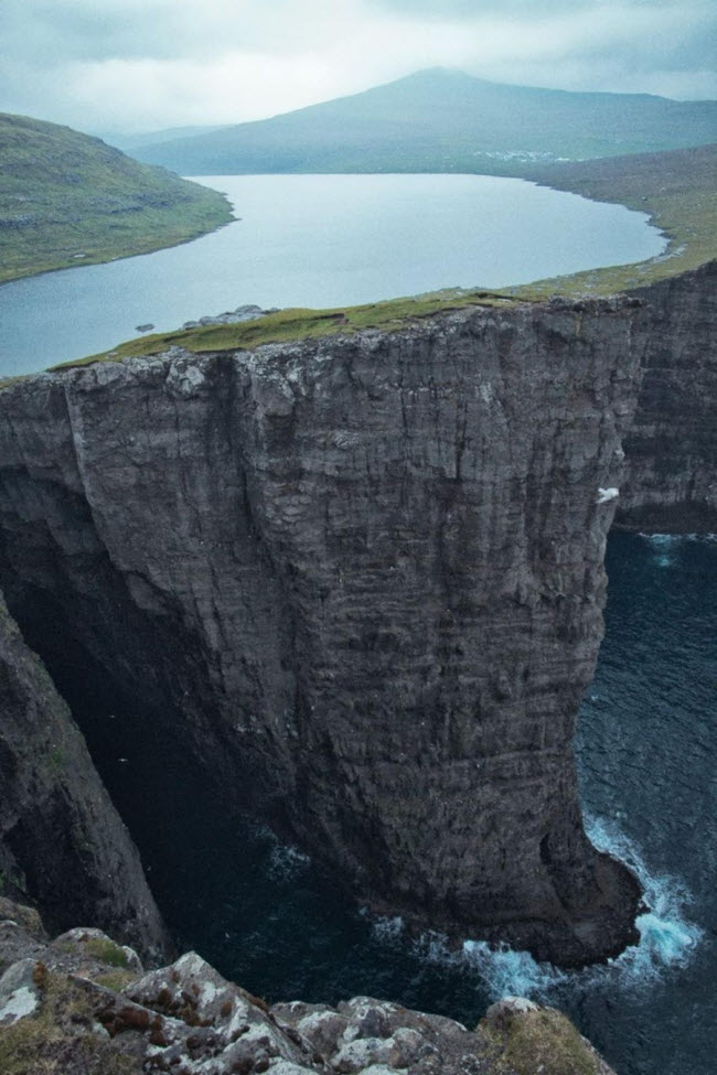 Hồ Sørvágsvatn quần đảo Faroe, Na Uy.