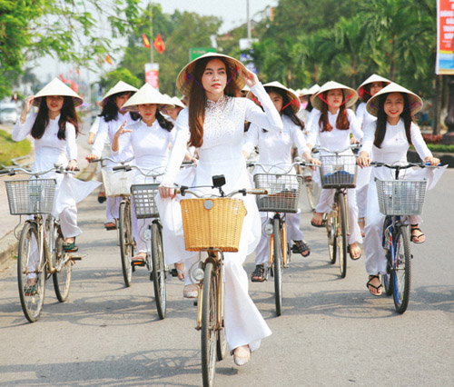 Hà Hồ &#34;lấn át&#34; dàn nữ sinh khi quay phim ở quê nhà Quảng Bình - 1