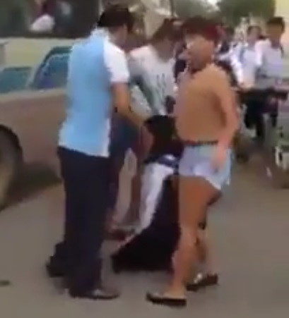 HN: Nữ sinh lớp 11 bị ba phụ nữ túm tóc, bắt quỳ gối trước cổng trường - 1