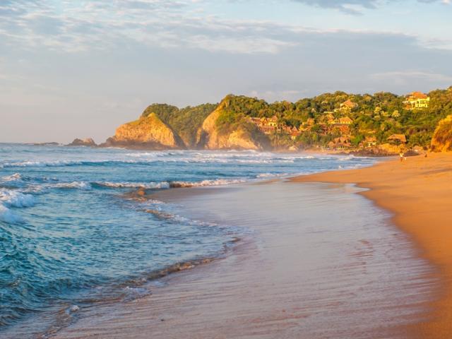 10 bãi biển đẹp tựa “thiên đường” nhưng... nên tránh xa