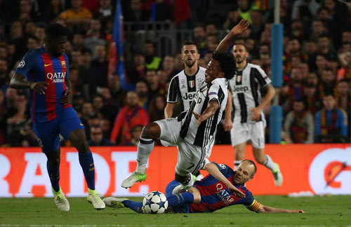 Barca cay đắng bị loại: Messi ngã đập mặt, Neymar tức tưởi - 1