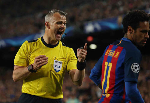 Barca cay đắng bị loại: Messi ngã đập mặt, Neymar tức tưởi - 12