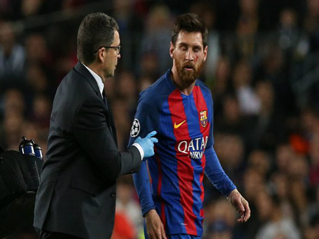“Thảm họa” Messi: Fan Barca dè bỉu trọng tài giàu nhất thế giới