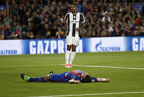 Barca cay đắng bị loại: Messi ngã đập mặt, Neymar tức tưởi - 3