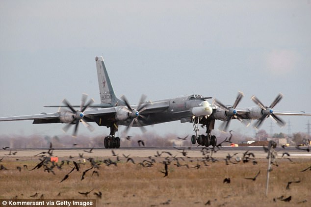 Máy bay ném bom Nga lại áp sát biên giới &#34;trêu ngươi&#34; Mỹ - 1
