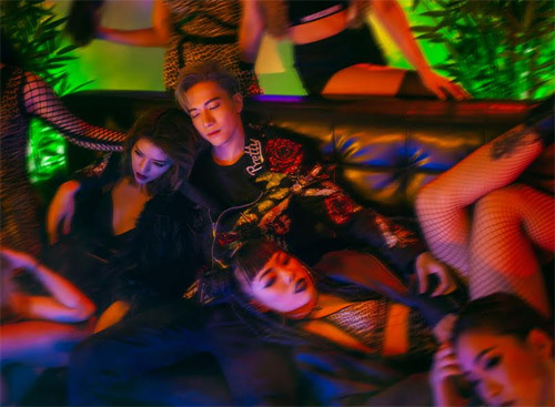 Thành viên 365 gây sốc với MV toàn cảnh 18+ với gái Tây - 3