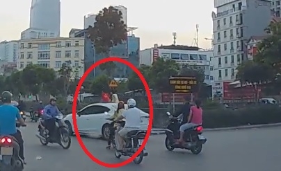 Hai bé gái ung dung ngồi nóc ôtô chạy giữa phố Hà Nội - 1