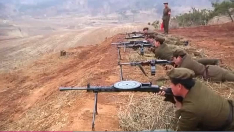 Lộ video lính Triều Tiên bắn súng mãi vẫn không nổ - 1