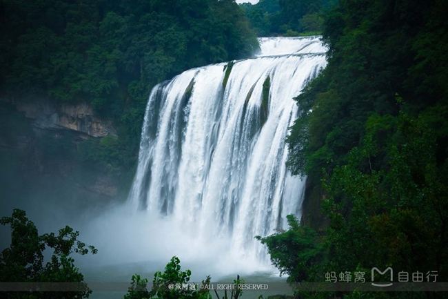 Động Thủy Liêm chính là Hoa Quả Sơn trong phiên bản năm 1986, nằm trong khu vực thác nước Hoàng Quả Thúc, du khách có thể lựa chọn đi bộ hoặc đi thang máy đến điểm này, chạm tay qua làn nước mát lạnh để cảm nhận dòng nước chảy xuống, cảm nhận thế giới phía sau thác nước này.
