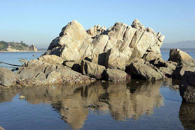Ven biển Bắc Đới Hà, thuộc thành phố Tần Hoàng Đảo, tỉnh Hà Bắc, nơi Tôn Ngộ Không “được sinh ra” từ hòn đá trong đầu phim.