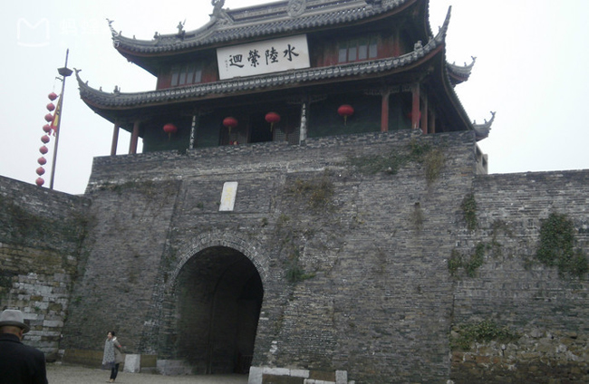 Bàn Môn là một thành cổ ở Tô Châu, một cổng thành thủy lục được xây dựng từ thời Ngô Quốc Xuân Thu.